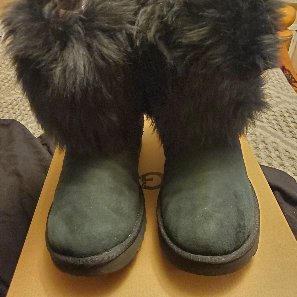 Ugg Short Sheepskin Cuffs, Black, Size 11 Us